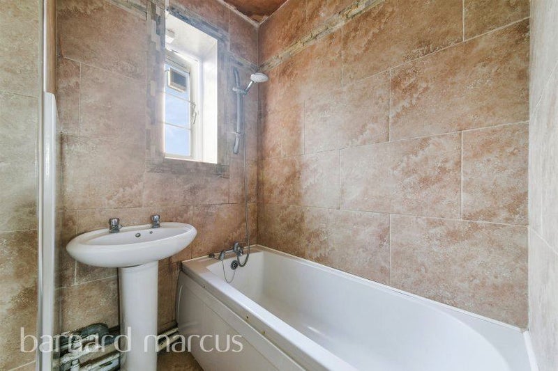 Flat Worsopp Drive in Greater London