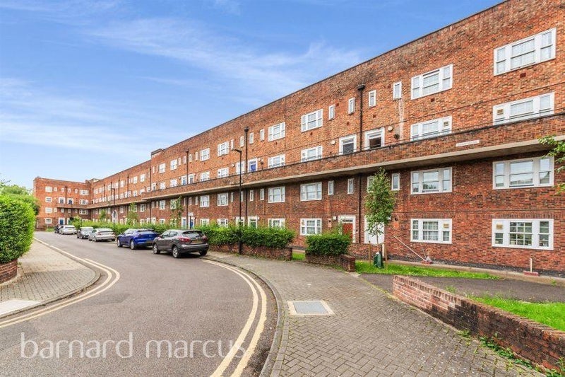 Flat Worsopp Drive in Greater London
