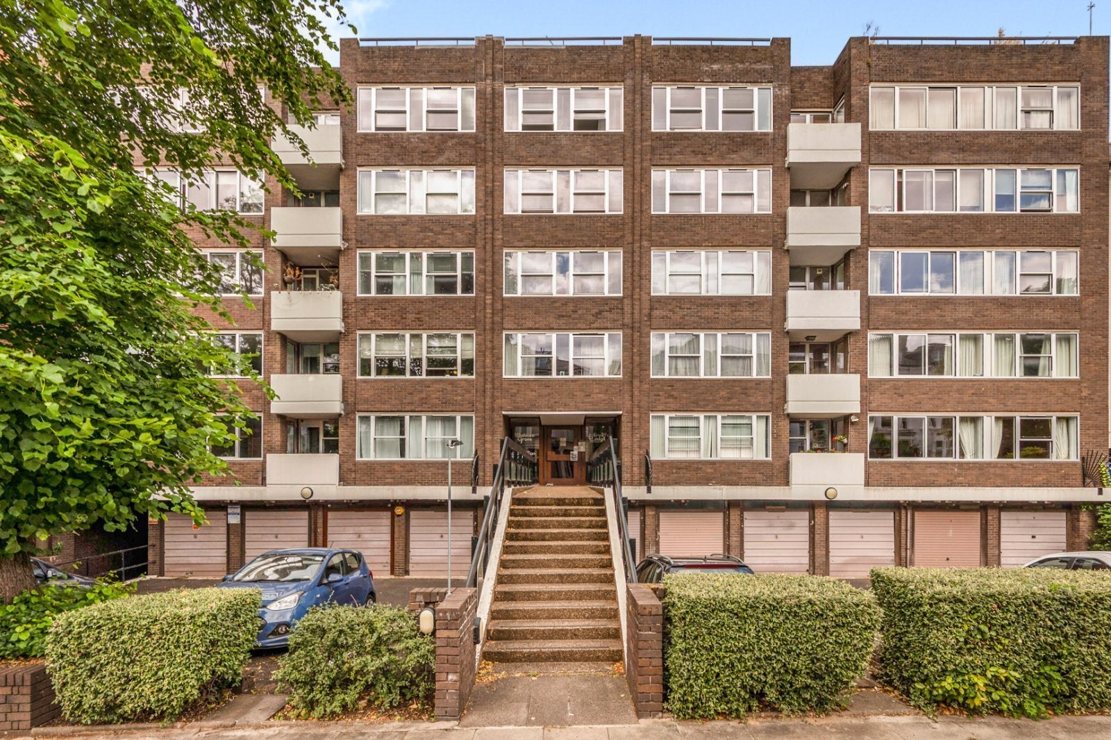 Flat Belsize Grove in Greater London