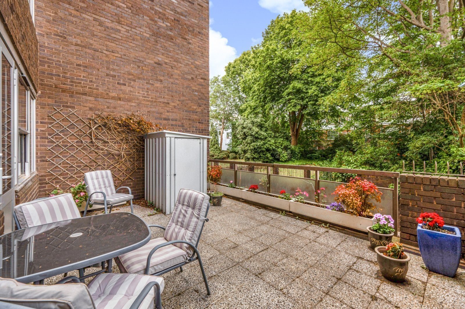 Flat Belsize Grove in Greater London