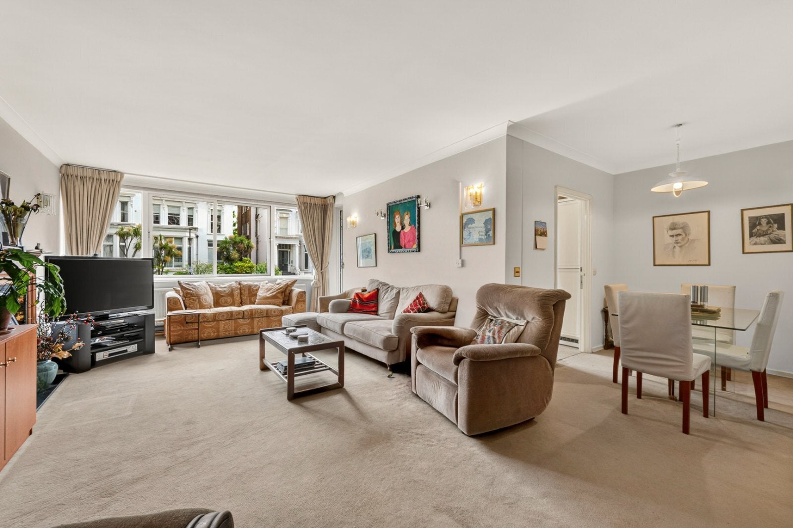 Flat Belsize Grove in Greater London