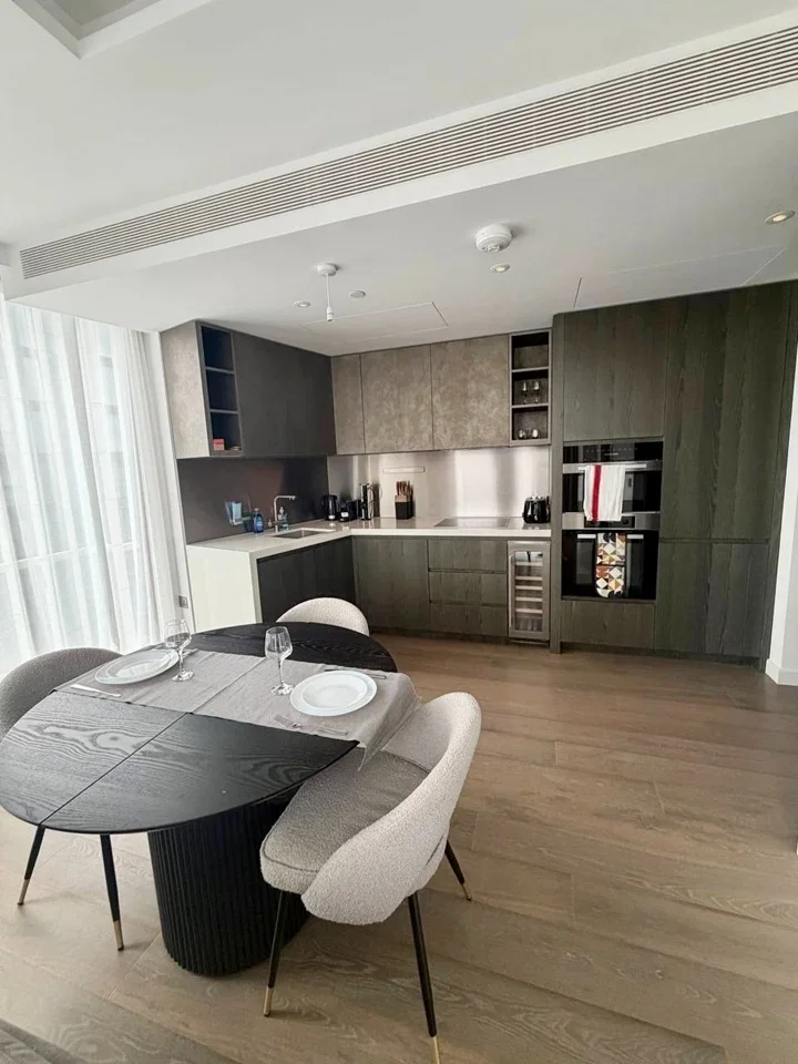 Flat Carnation Way in Greater London