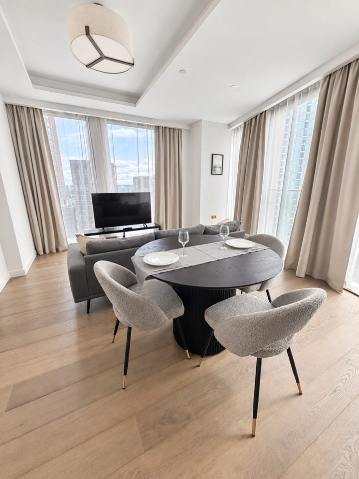Flat Carnation Way in Greater London