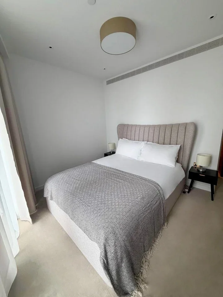 Flat Carnation Way in Greater London