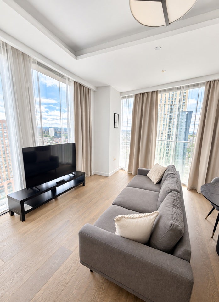 Flat Carnation Way in Greater London