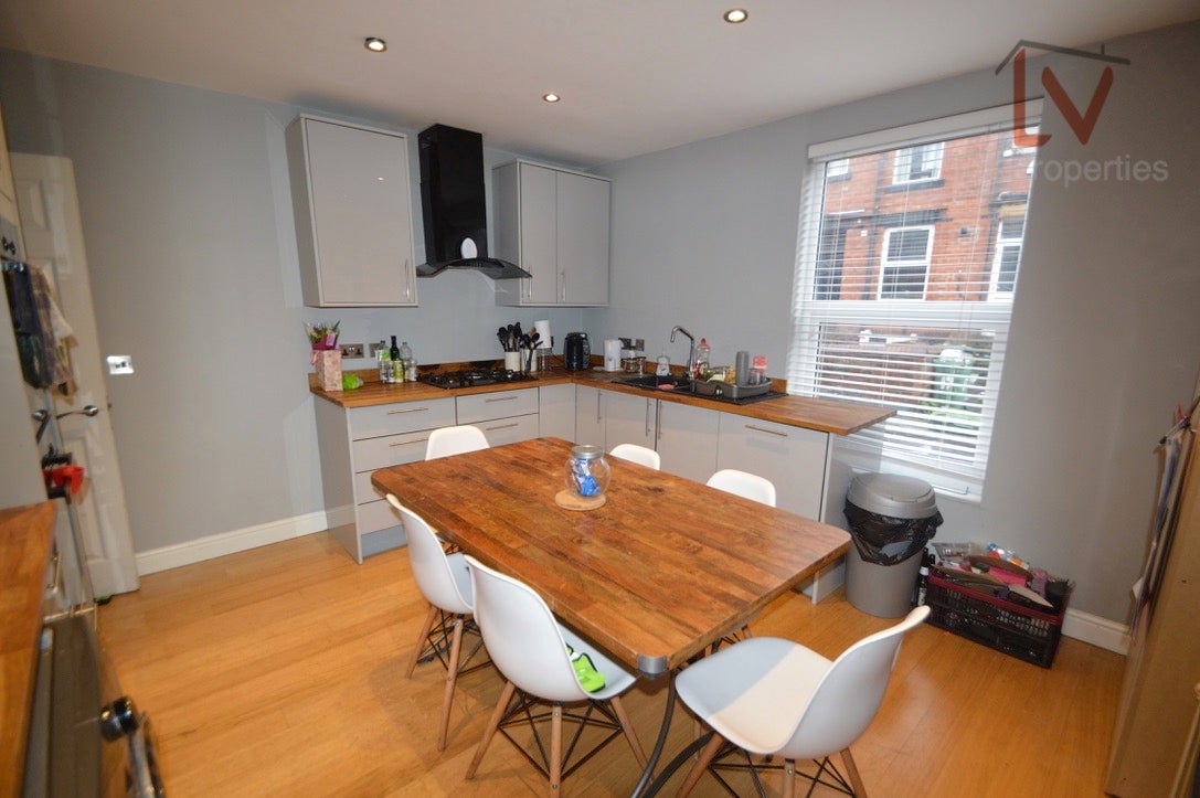 Flat Burchett Terrace in Leeds