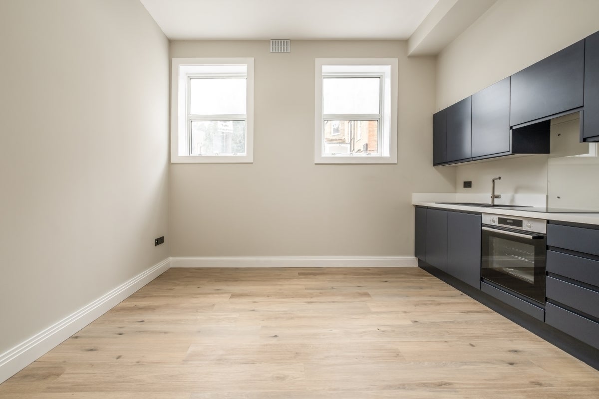 Flat Elm Grove Road in Greater London