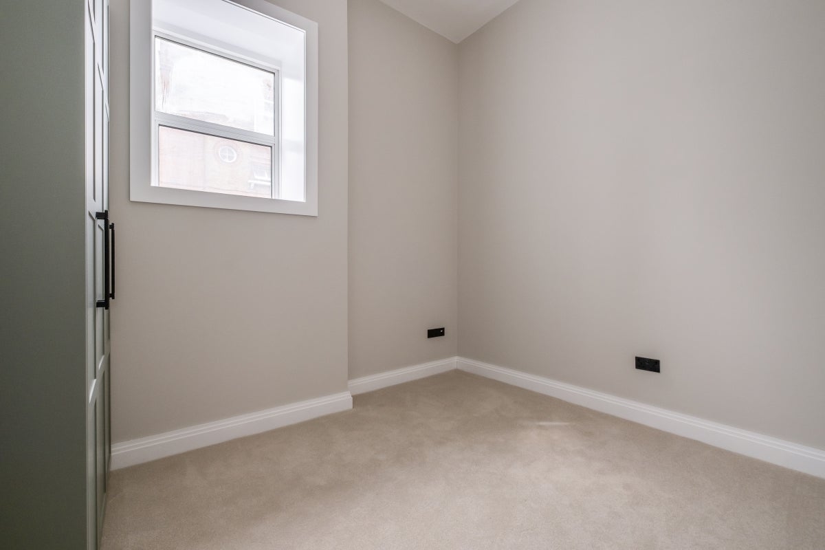 Flat Elm Grove Road in Greater London