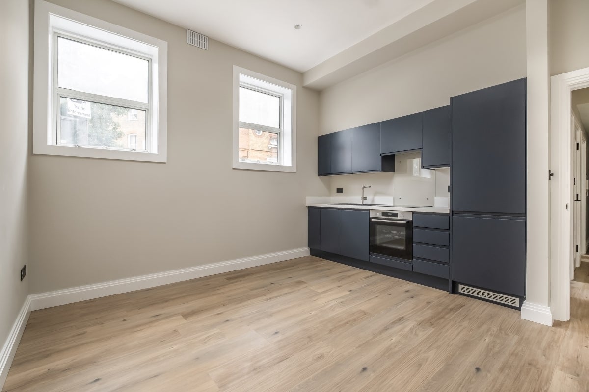 Flat Elm Grove Road in Greater London