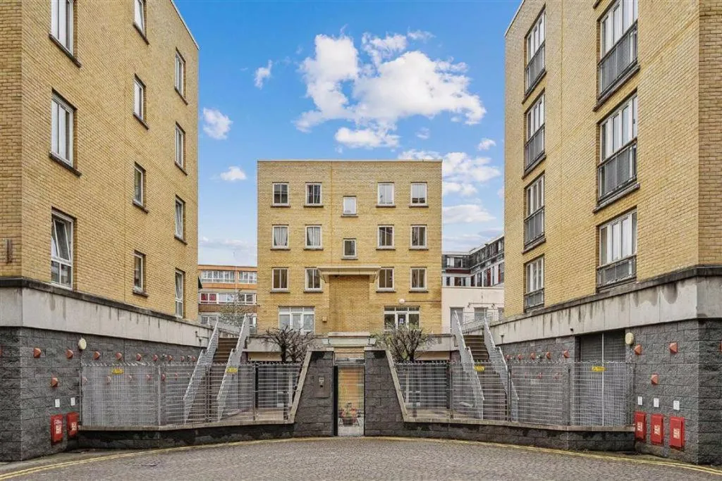 Flat Coke Street in Greater London