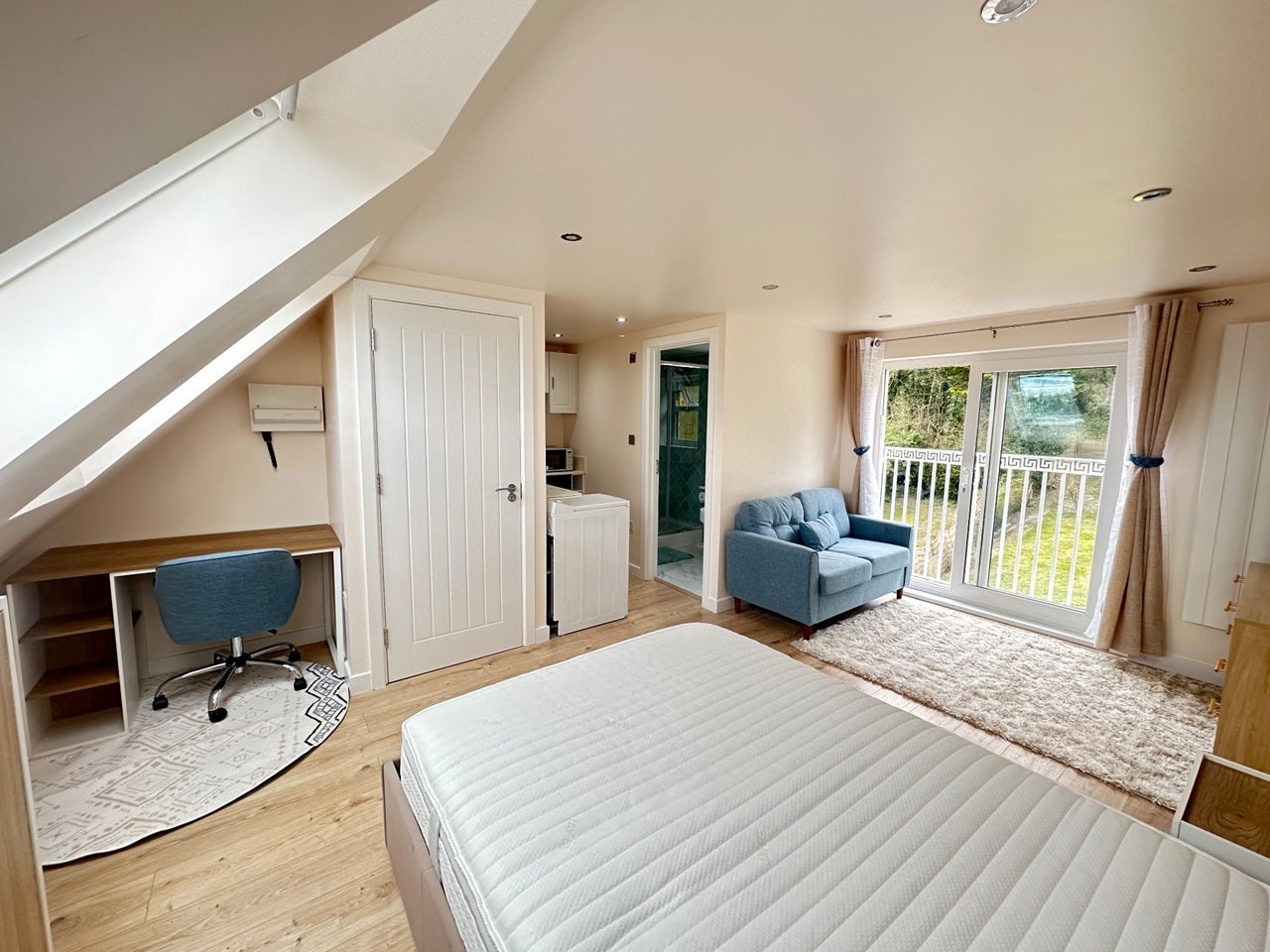 Room Underwood Road in High Wycombe Community Board