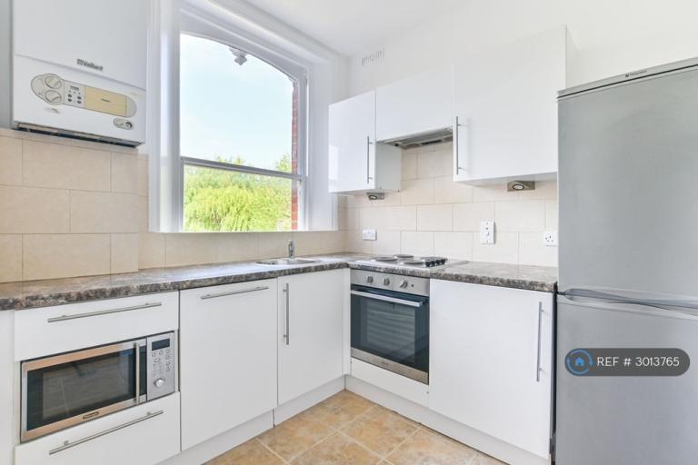 Flat Christchurch Avenue in Greater London