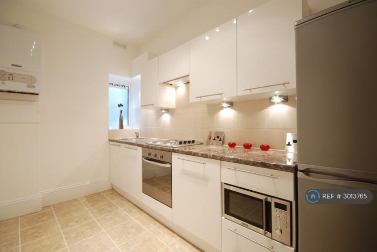 Flat Christchurch Avenue in Greater London