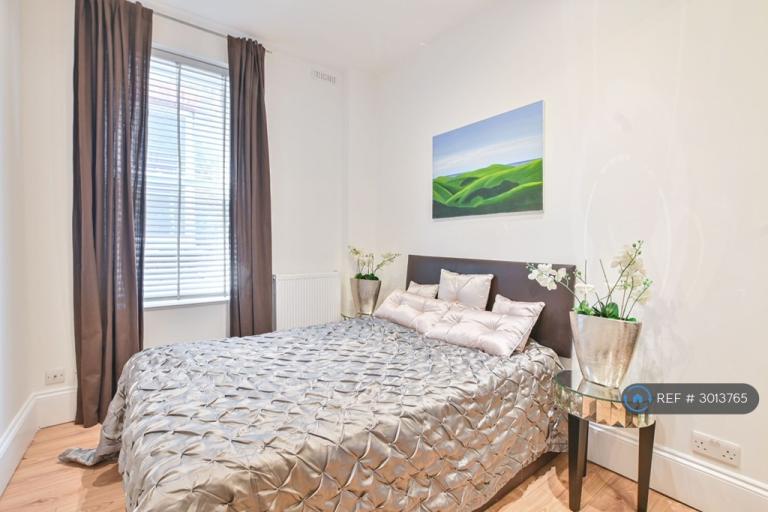 Flat Christchurch Avenue in Greater London