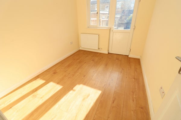 Flat Alderney Road in London