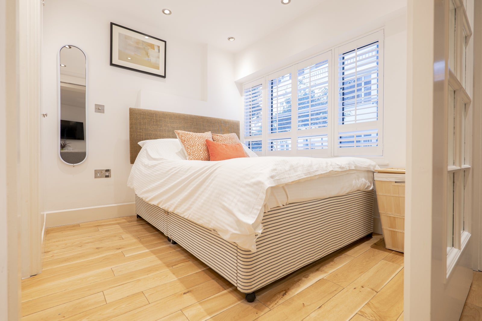 Flat Sloane Avenue in Greater London
