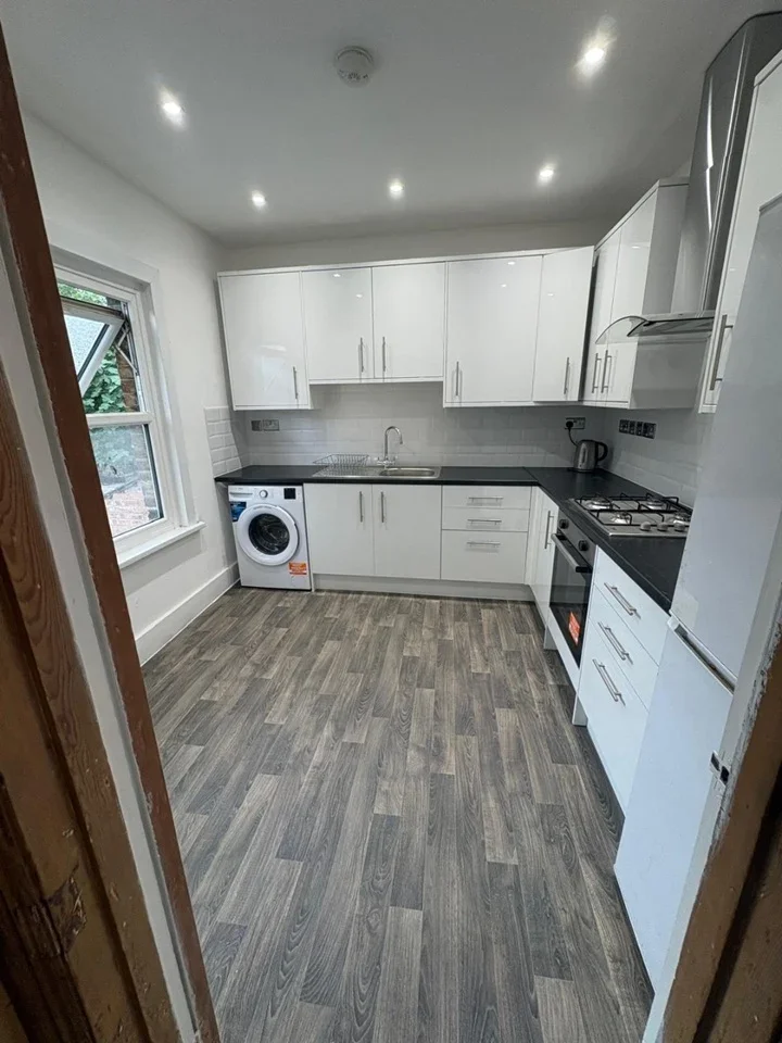 Flat Vale Road in Greater London