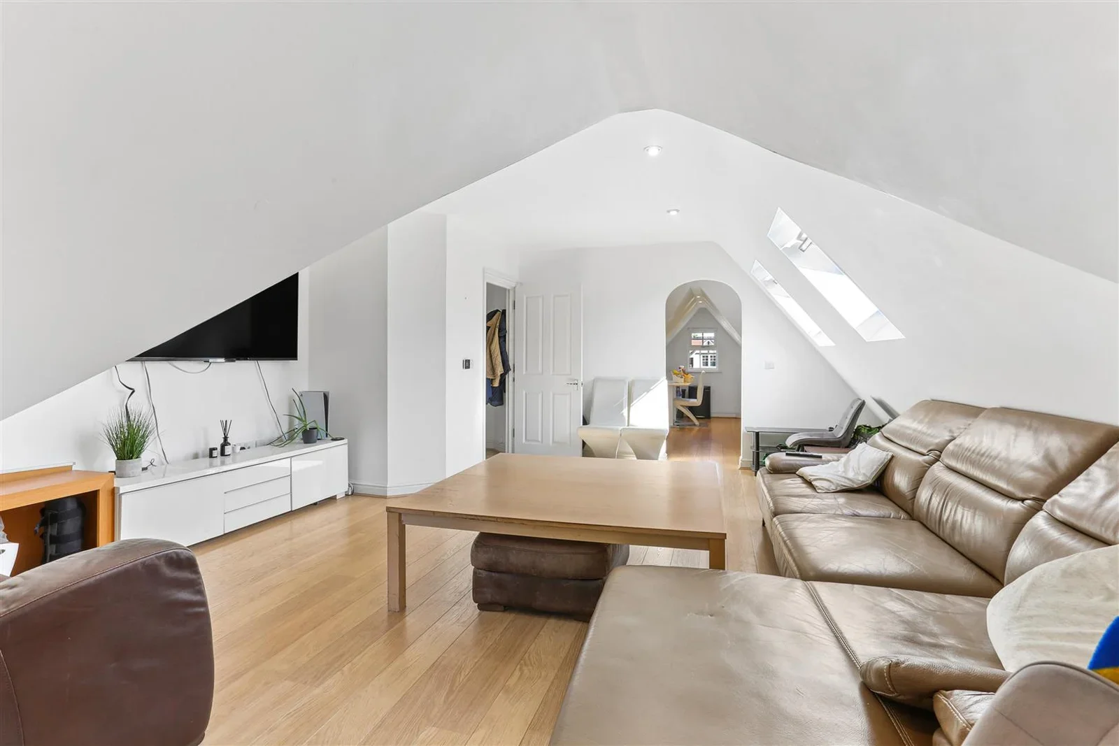 Flat Rosebery Road in Greater London