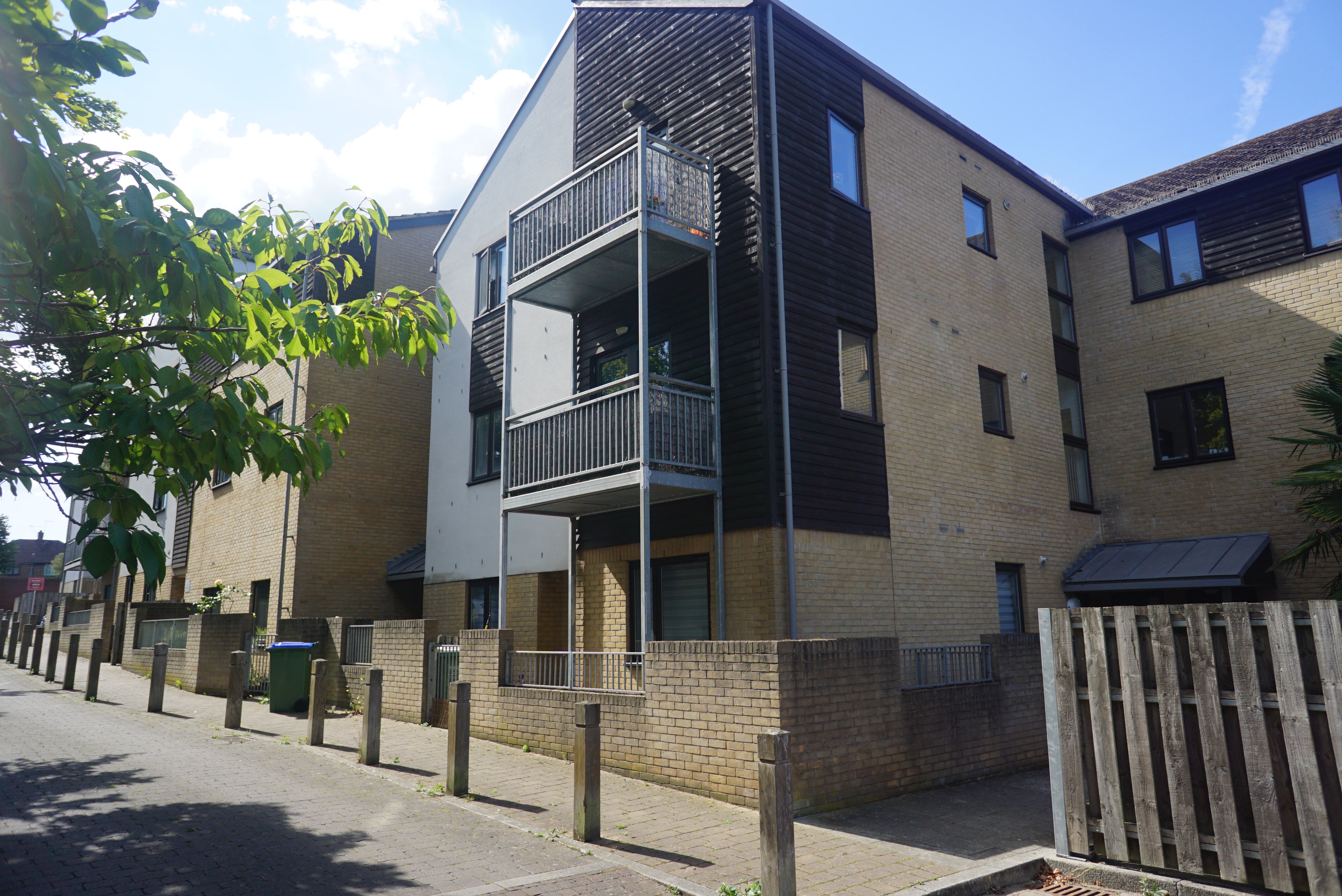 Flat Manor Road in Greater London