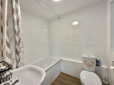 House Brickfield Lane in Greater London