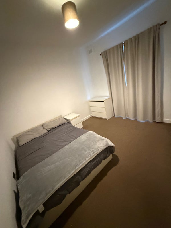 Flat Dorchester Avenue in Glasgow