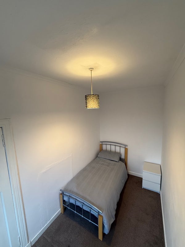 Flat Dorchester Avenue in Glasgow
