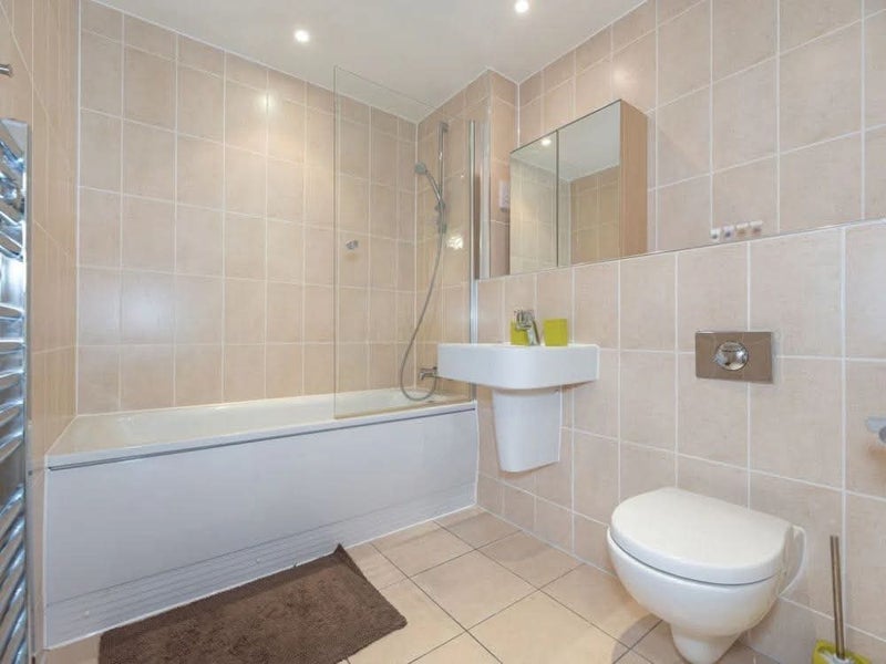 Room Gillespie Road in Greater London