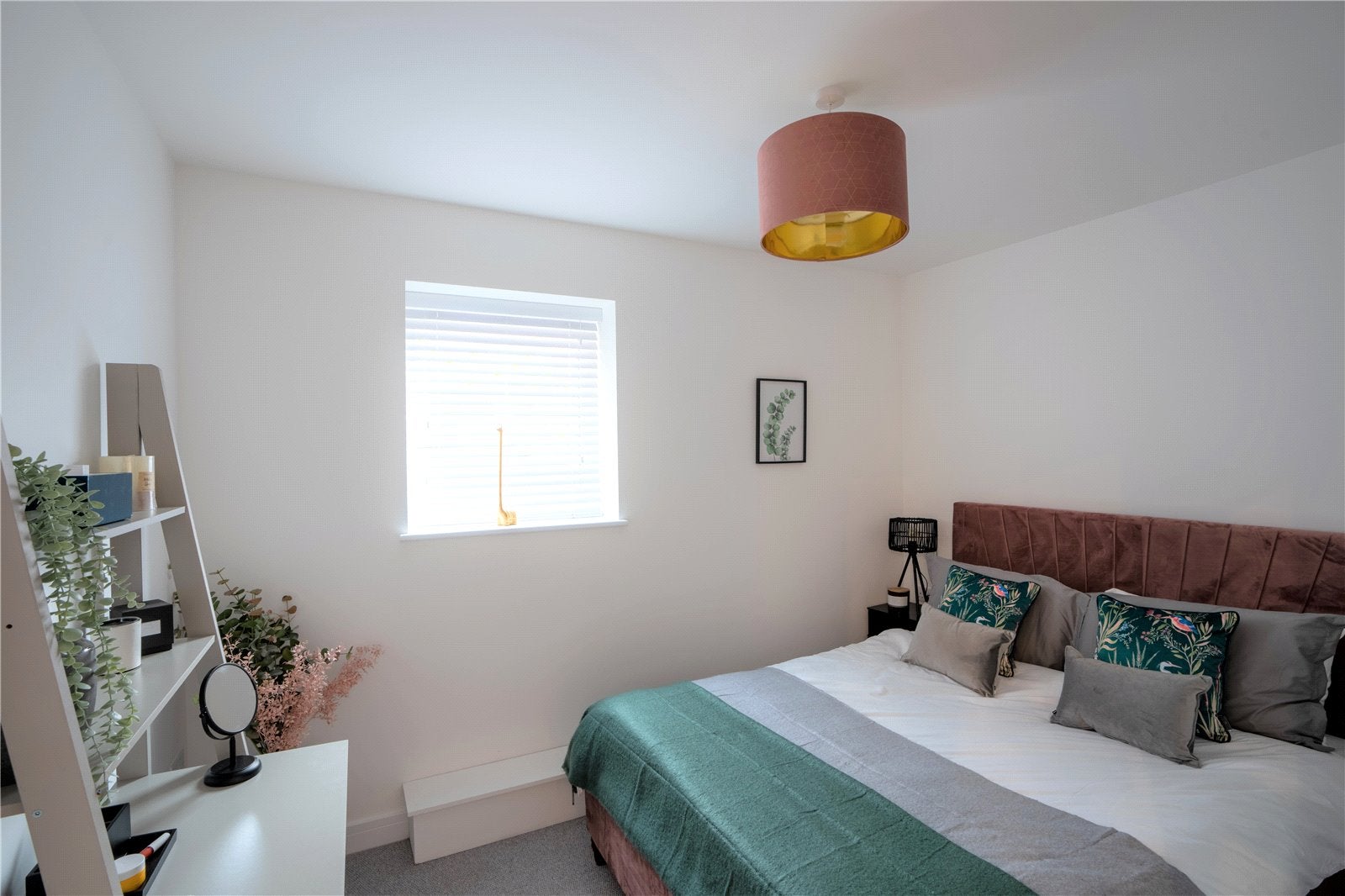 Flat Silkweaver Heights in Brentwood