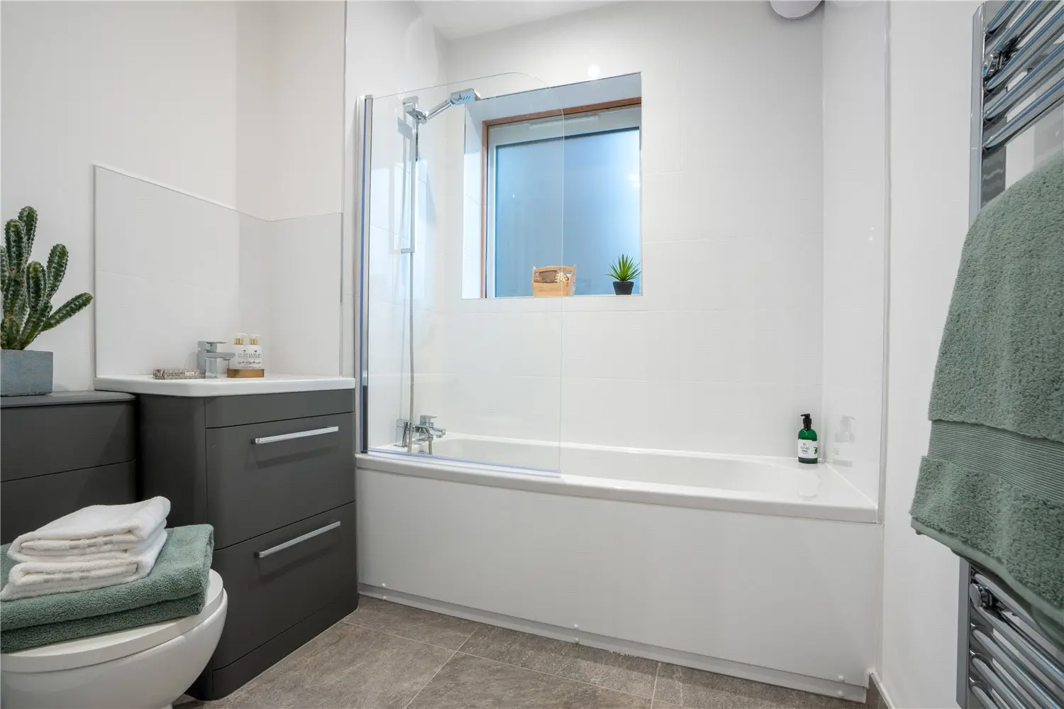 Flat Silkweaver Heights in Brentwood