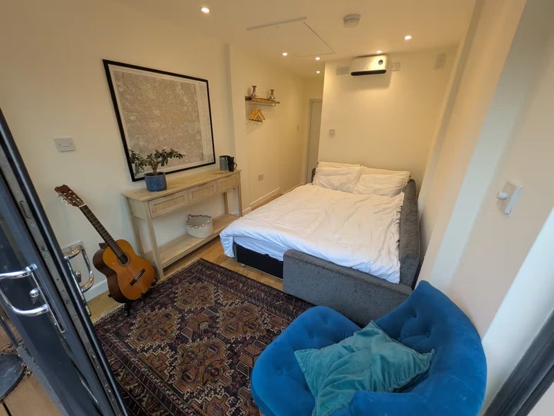 Room Arundel Close in Greater London