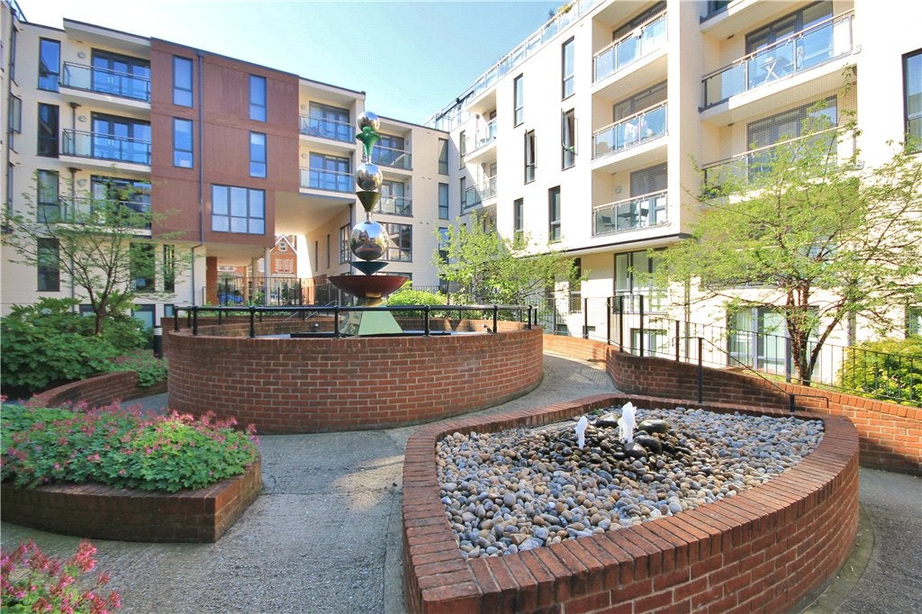 Flat Martyr Road in Guildford