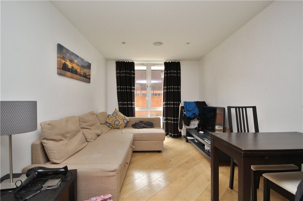 Flat Martyr Road in Guildford