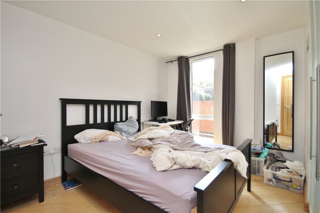 Flat Martyr Road in Guildford