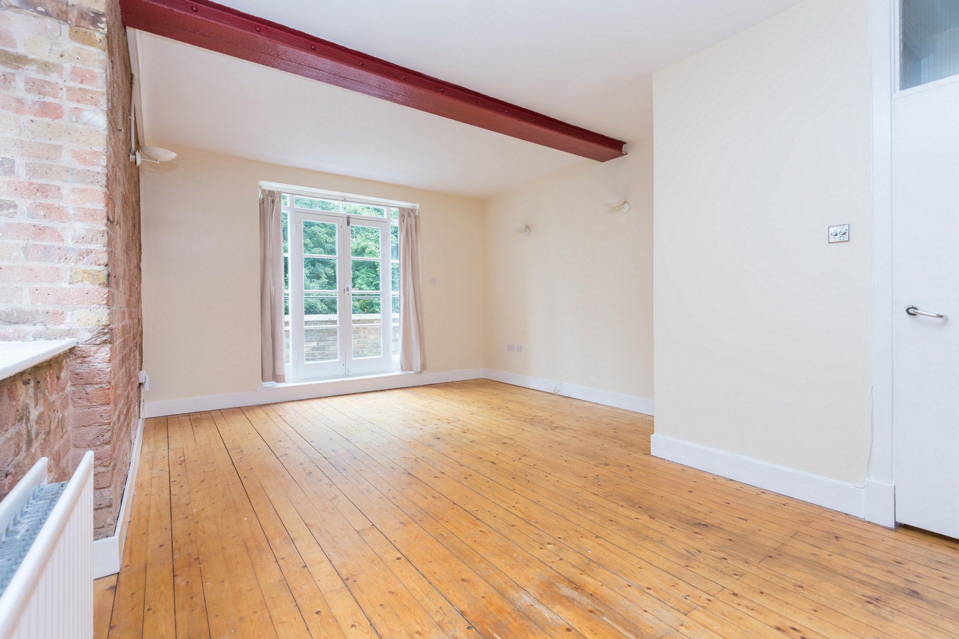 Flat Colvestone Crescent in Greater London