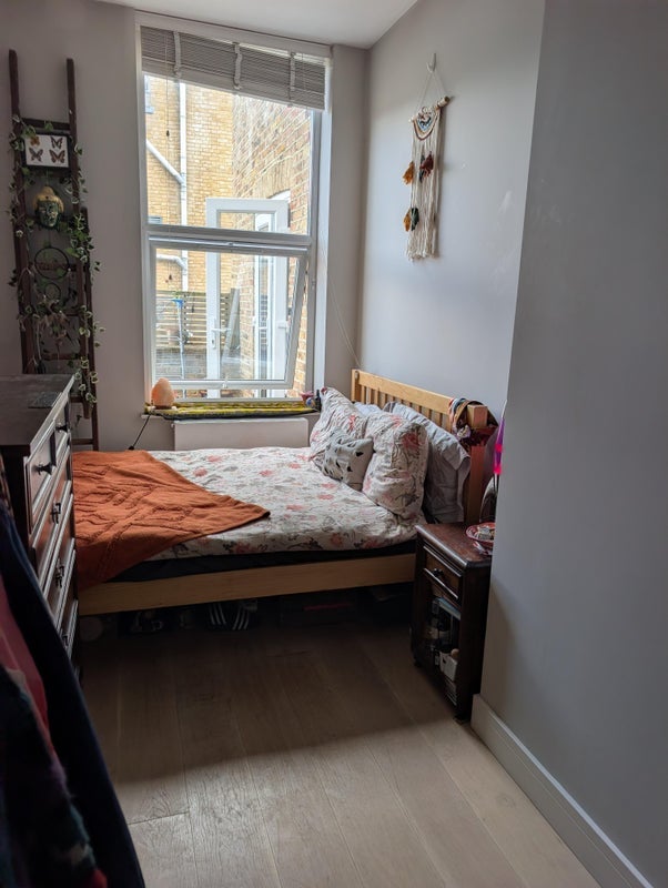 Room Mattock Lane in Greater London