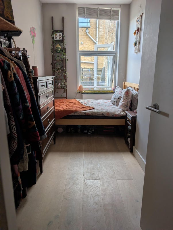 Room Mattock Lane in Greater London