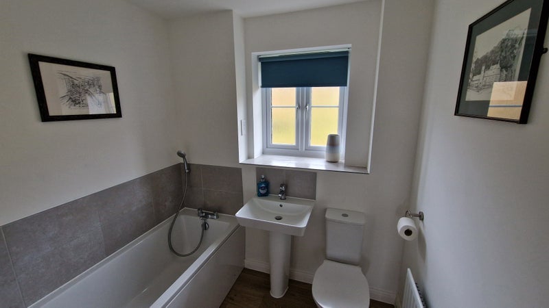 Room Oxleaze Way in Paulton