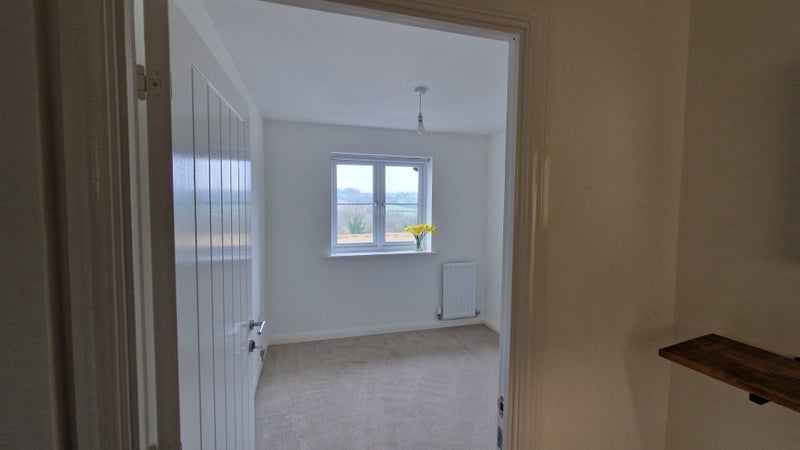 Room Oxleaze Way in Paulton