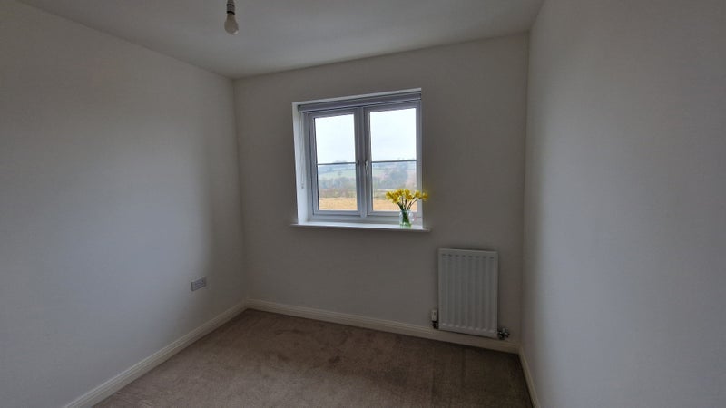 Room Oxleaze Way in Paulton