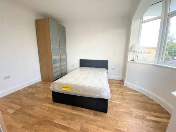 Flat Seymour Road in Greater London