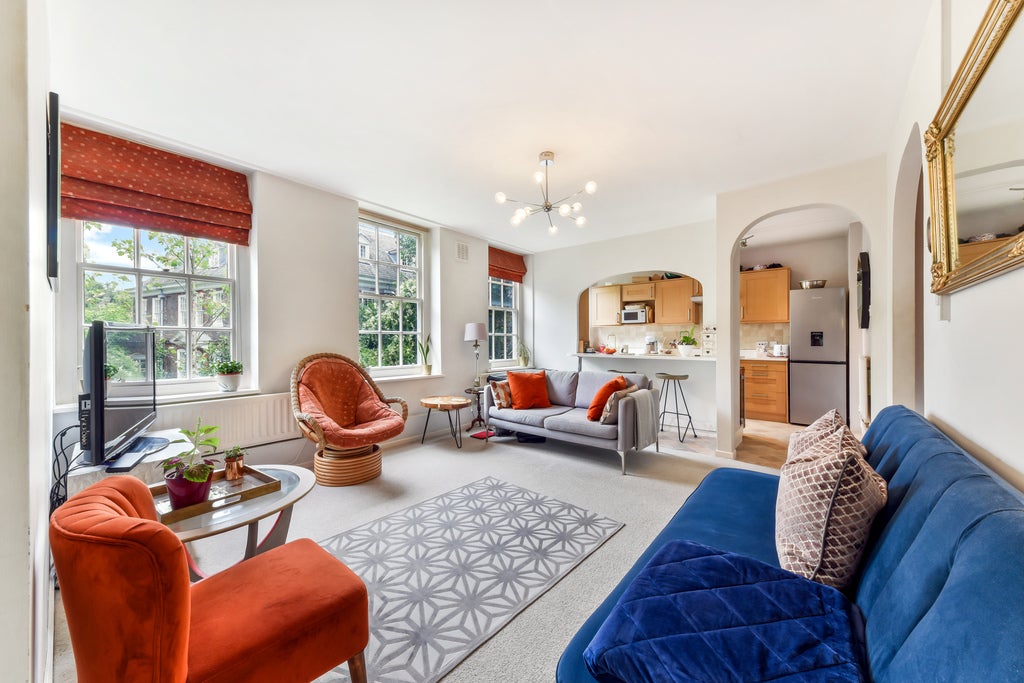 Flat Vicarage Crescent in Greater London