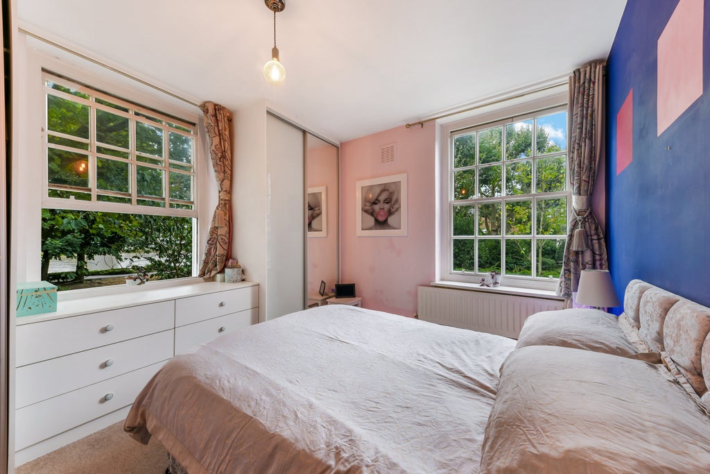 Flat Vicarage Crescent in Greater London