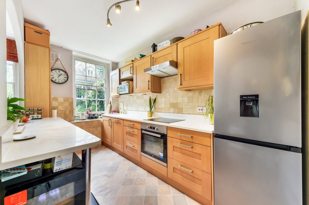 Flat Vicarage Crescent in Greater London