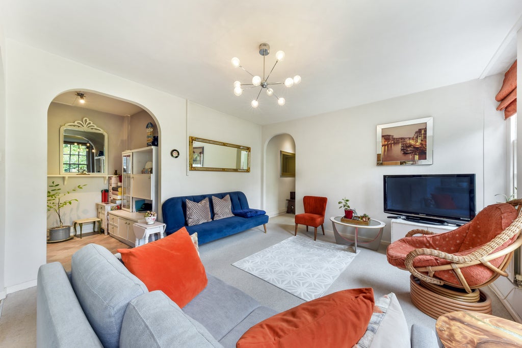 Flat Vicarage Crescent in Greater London