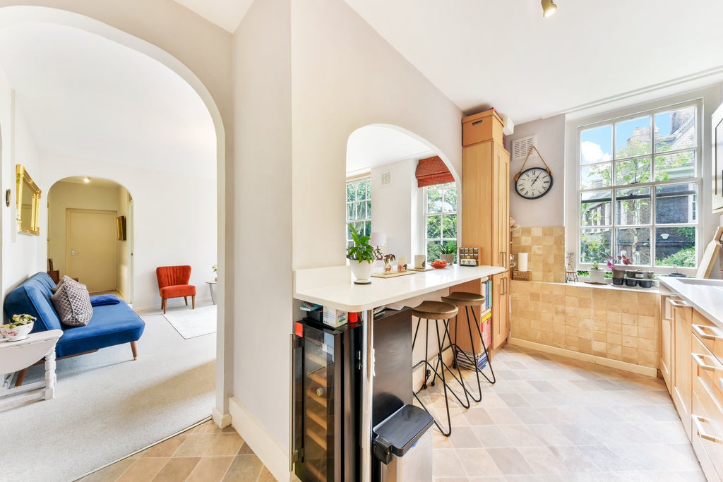 Flat Vicarage Crescent in Greater London