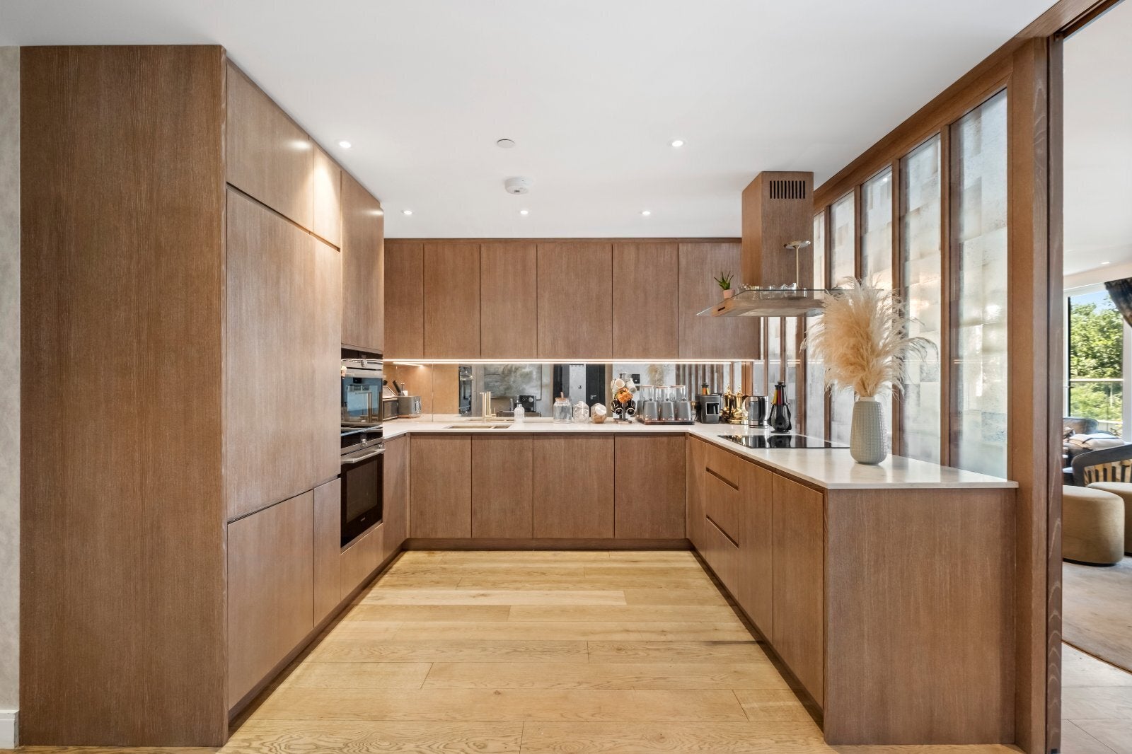 Flat Queenstown Road in Greater London