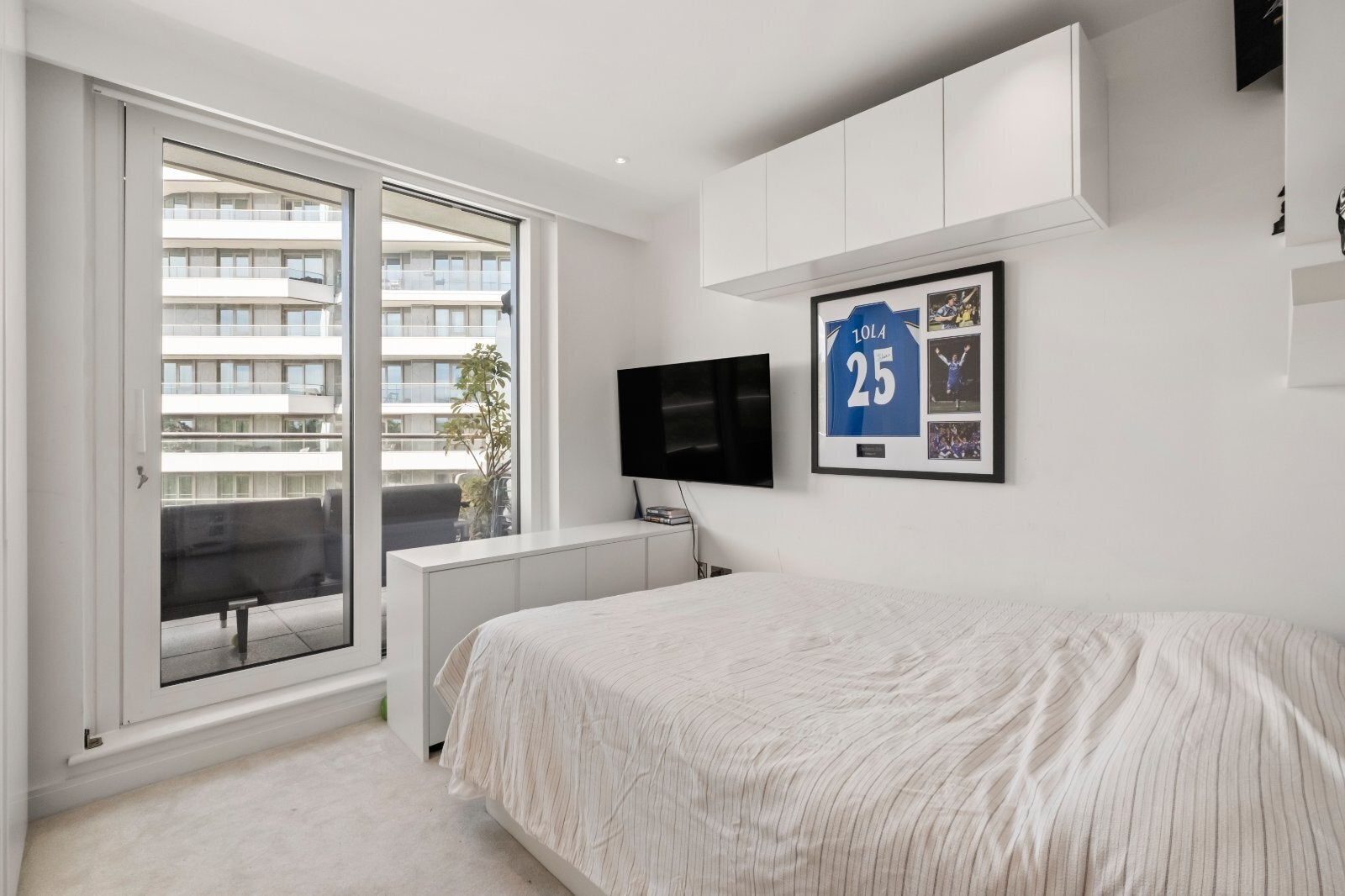 Flat Queenstown Road in Greater London