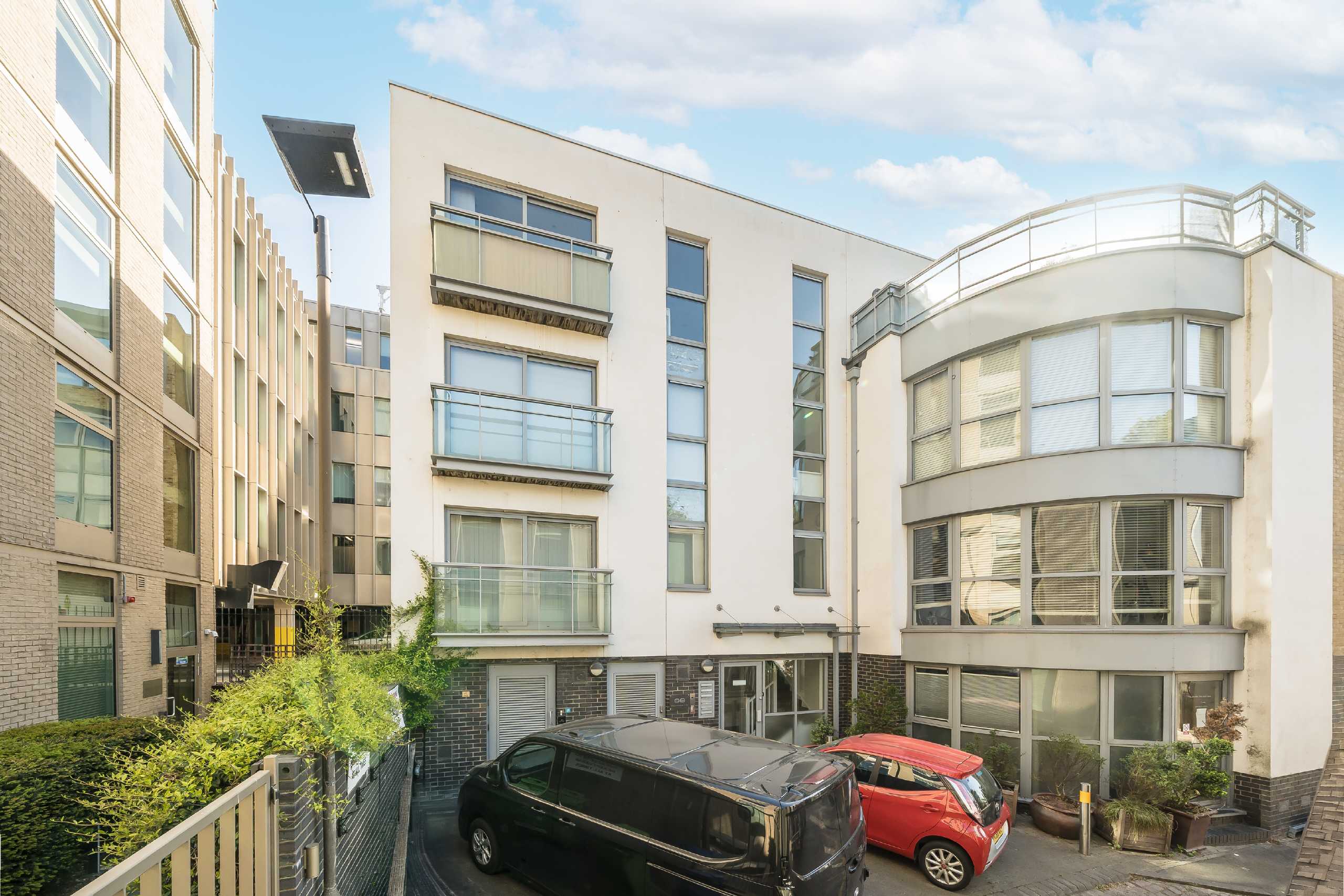 Flat Wimbledon Hill Road in Greater London