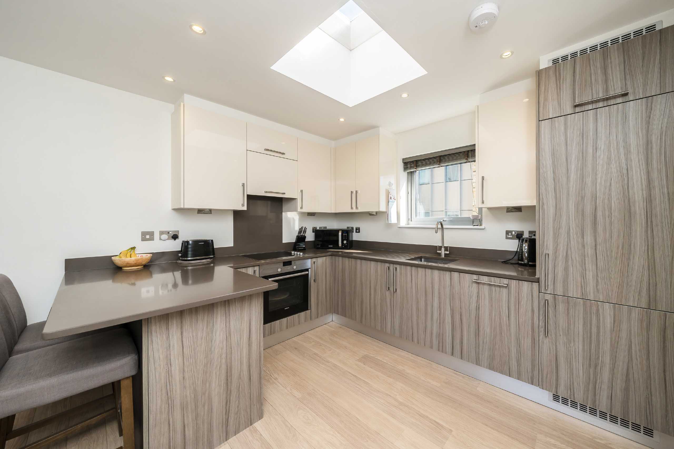Flat Wimbledon Hill Road in Greater London