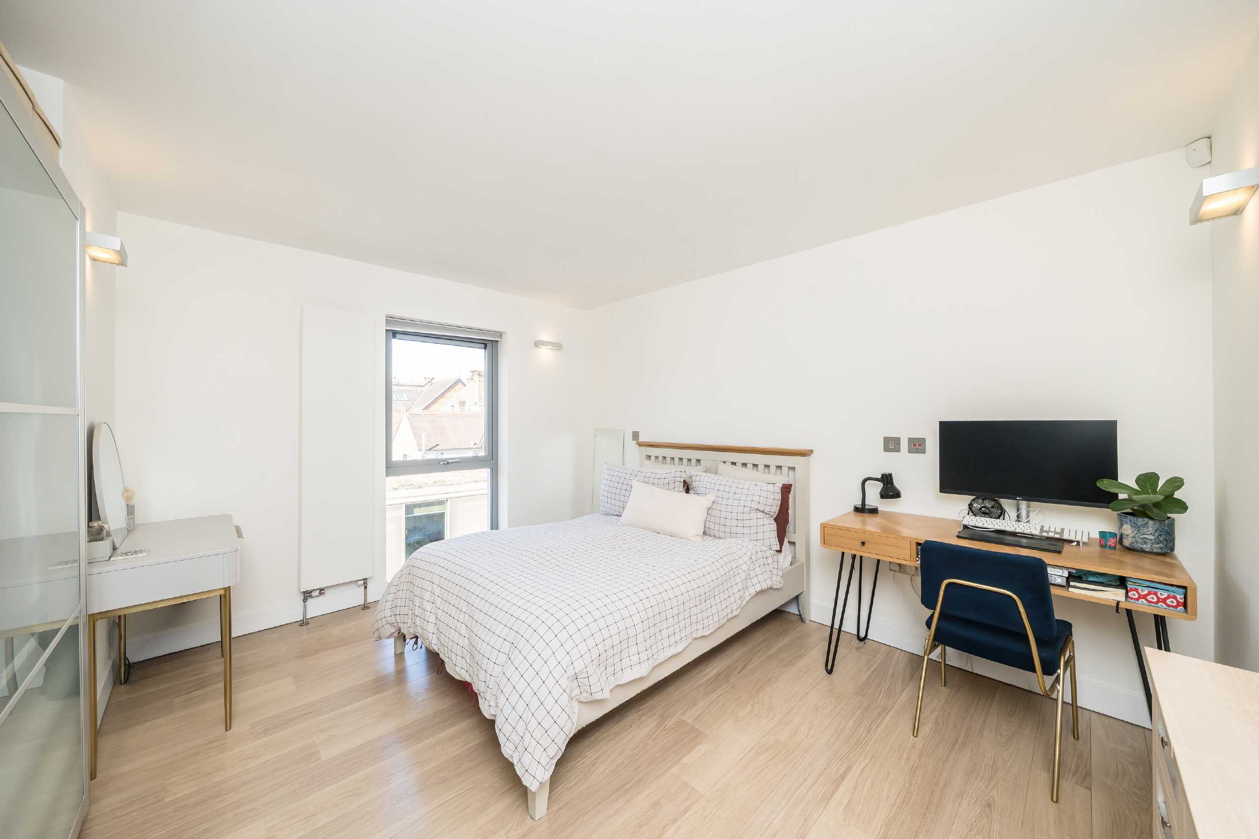 Flat Wimbledon Hill Road in Greater London